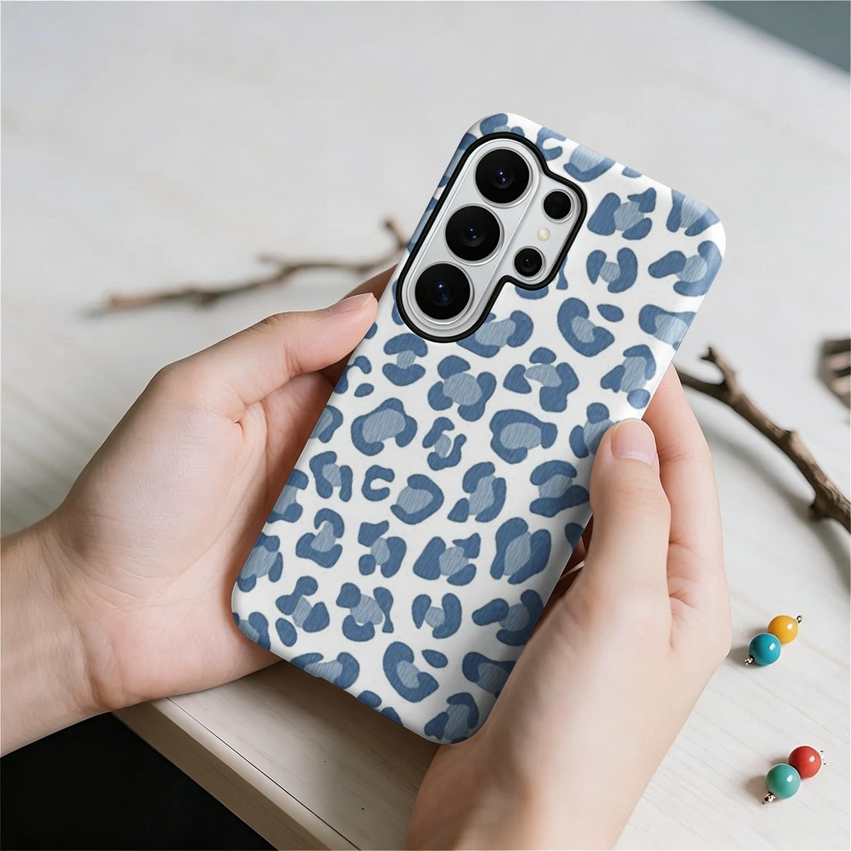 Blauwe telefoonhoes met luipaa - Samsung Galaxy S24 recensie en prijs